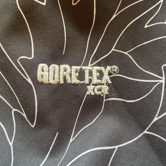 The North Face Black and White Goretex XCR Summit Series 2 in 1 Size Jacket YL - Picture 5 of 7